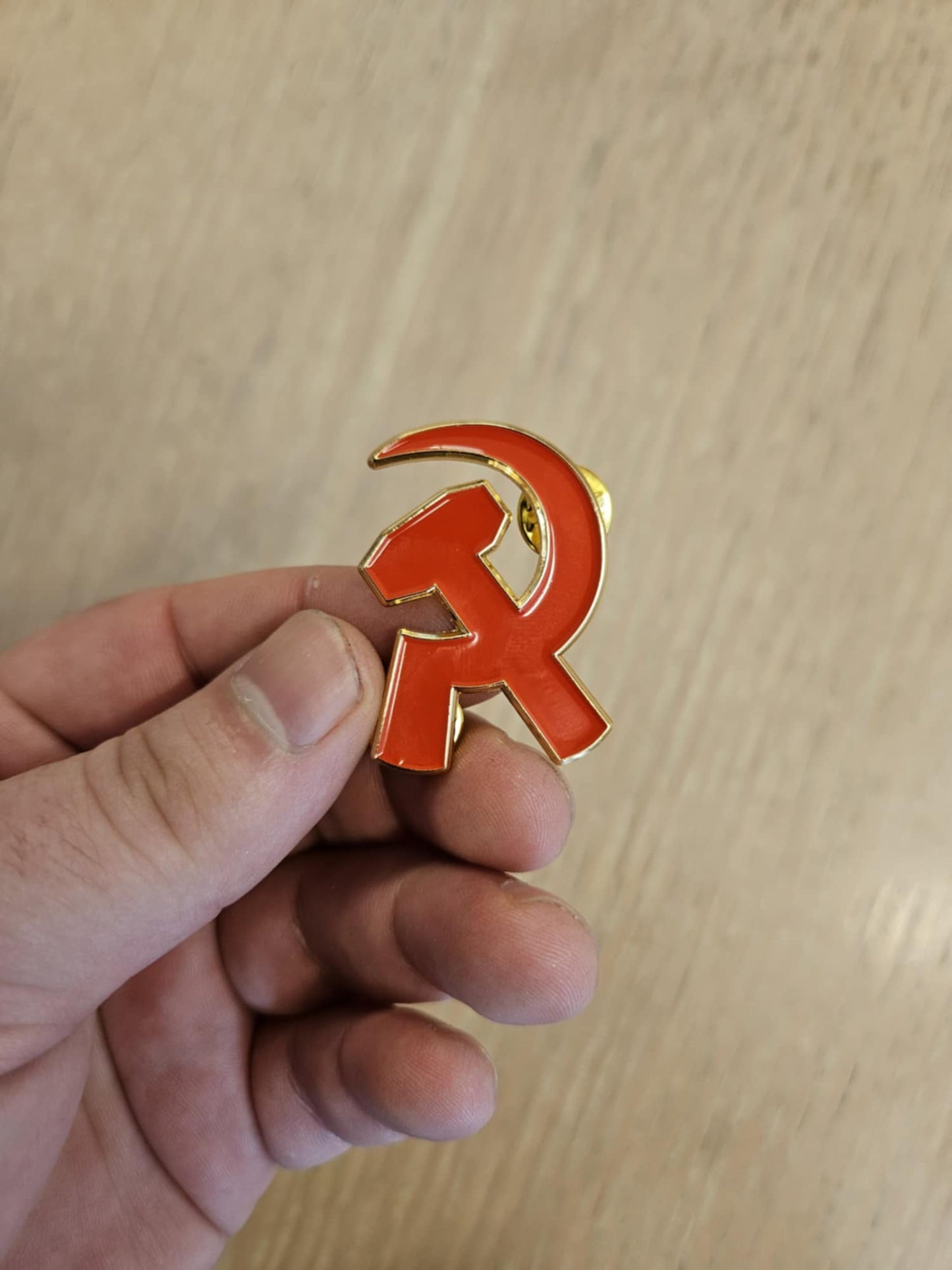 NEW Hammer & Sickle pin / NOUVELLE épinglette Marteau & Faucille